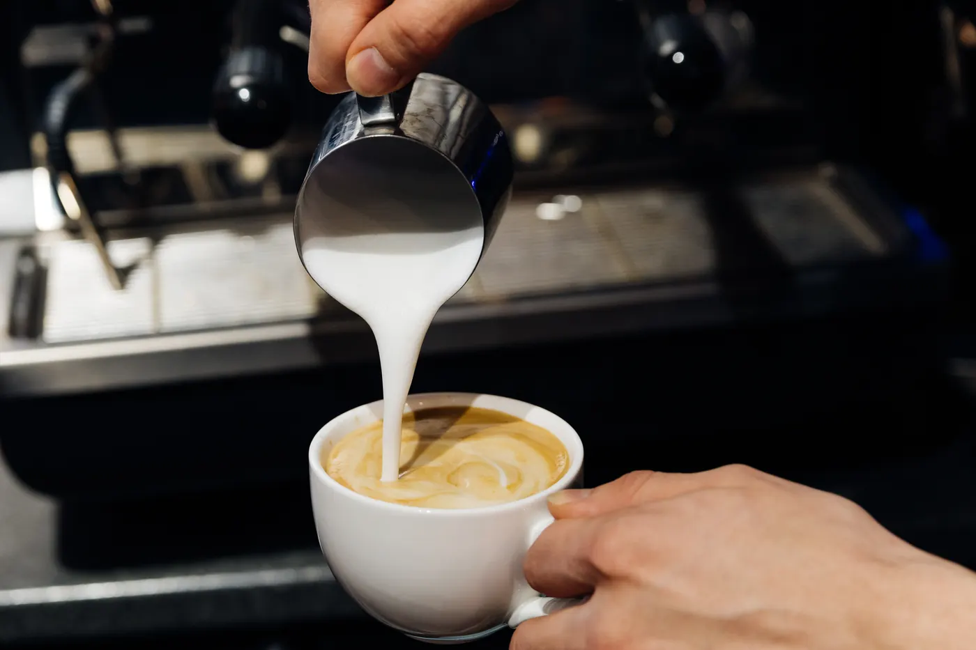 Бариста Rocket Coffee готовит капучино
