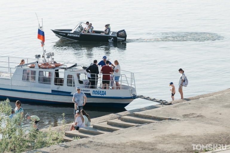 Игры в фонтанах, очереди за мороженым и такие разные томичи: как город спасается от жары