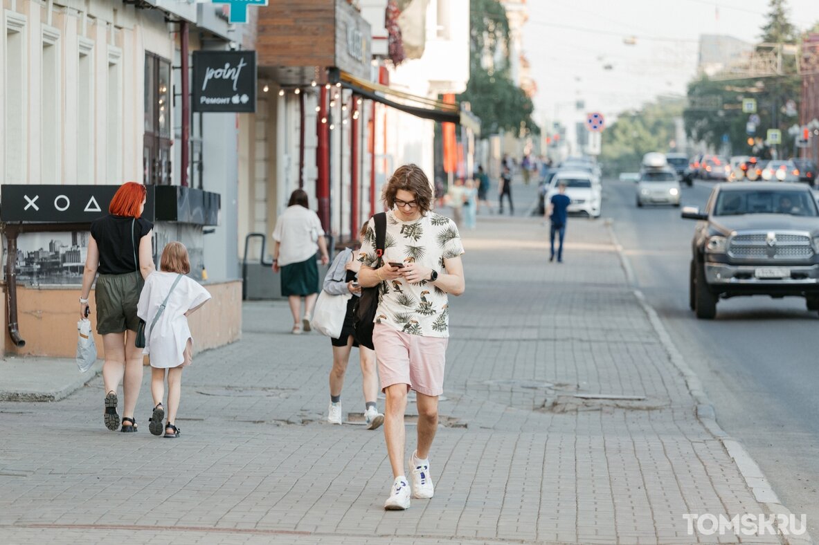 человек у ларька. очередь людей в кафе. фестиваль мороженого в санкт-петербурге 2023. кофейня в переходе метро. очередь на кассу в магазине.