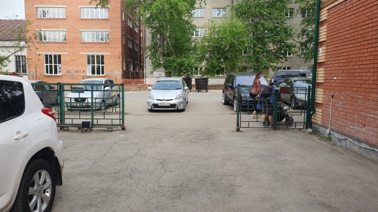 Мастера томской парковки: страж двух дворов или привратник урны