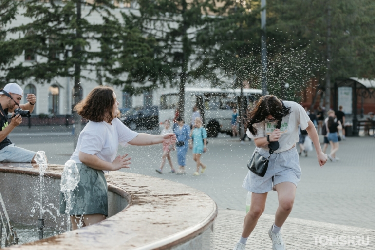 Игры в фонтанах, очереди за мороженым и такие разные томичи: как город спасается от жары