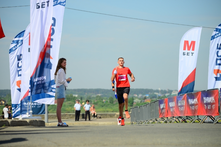 В одном темпе со всей страной: томичи вышли на старт полумарафона