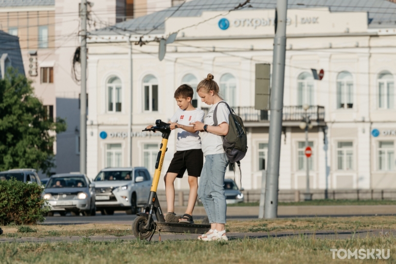 Игры в фонтанах, очереди за мороженым и такие разные томичи: как город спасается от жары