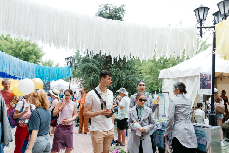 Живая музыка, маркетплейс и фудкорт: в Томске развернулся летний фестиваль «Лимонад»