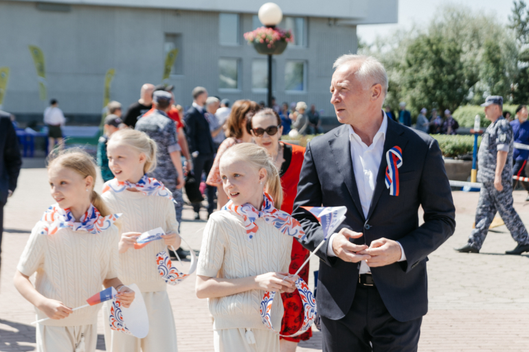 Фехтование, матрешки и казаки с саблями: как отпраздновали День России в Томске