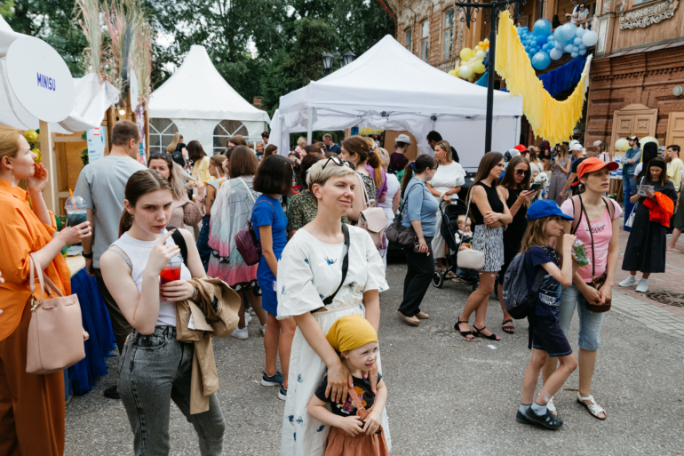 Живая музыка, маркетплейс и фудкорт: в Томске развернулся летний фестиваль «Лимонад»