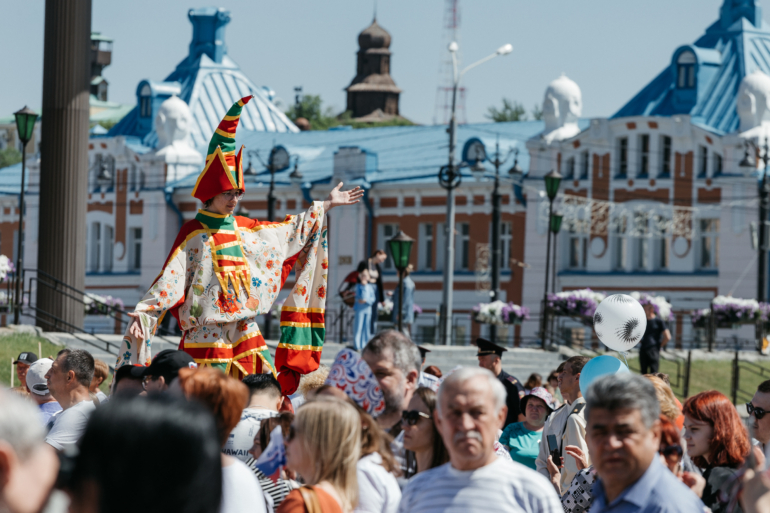 Фехтование, матрешки и казаки с саблями: как отпраздновали День России в Томске
