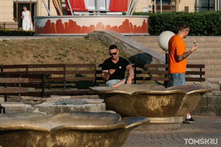 Игры в фонтанах, очереди за мороженым и такие разные томичи: как город спасается от жары