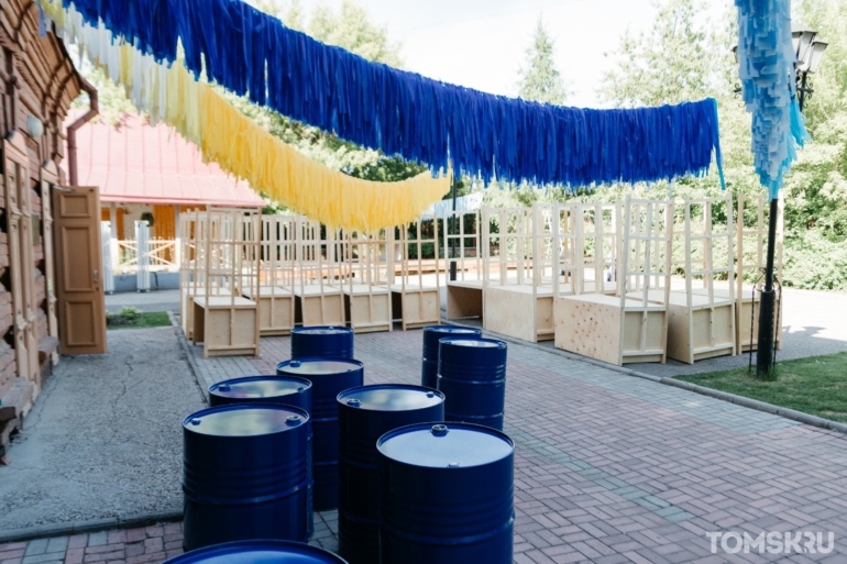 Шарики, стенды и украшения: как подготавливают фестиваль «Лимонад»