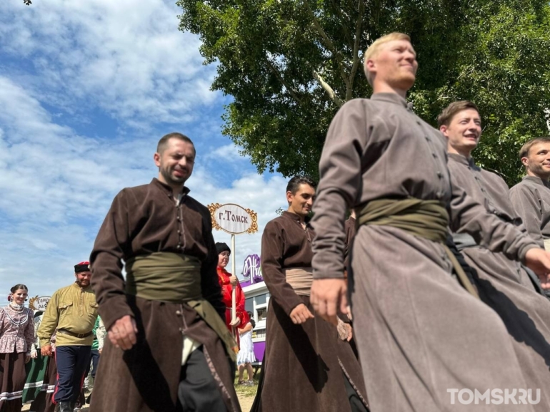 Казачий обряд, скачки и национальные блюда: в селе Кривошеино проходит фестиваль «Братина»