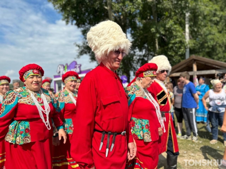 Казачий обряд, скачки и национальные блюда: в селе Кривошеино проходит фестиваль «Братина»