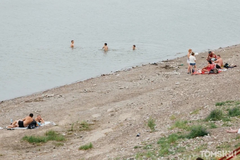 Канализационные стоки и замусоренный берег не мешают томичам купаться в районе речвокзала