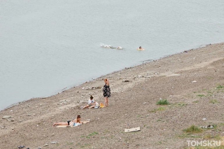 Канализационные стоки и замусоренный берег не мешают томичам купаться в районе речвокзала