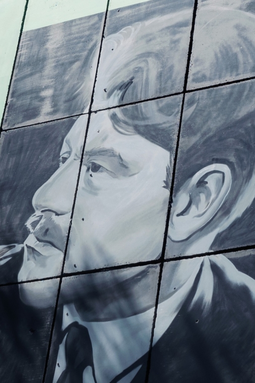 Мурал с портретом советского писателя Виля Липатова появился в городе Асино