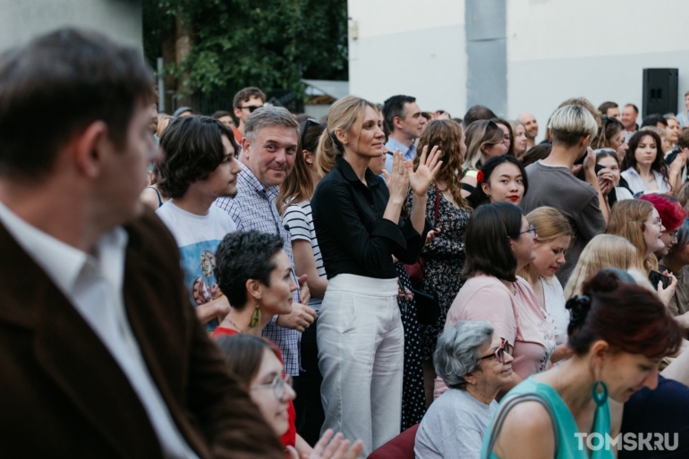 «На фоне Эрдмана»: как прошло закрытие театрального сезона ТЮЗа