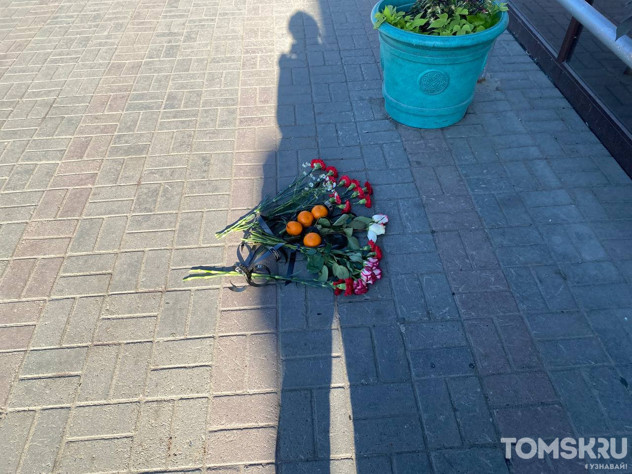 К разбитому доту приходят ребята. Похороны убитого на Фрунзенском рынке Томск. Фото убитого на Фрунзенском рынке Томск.