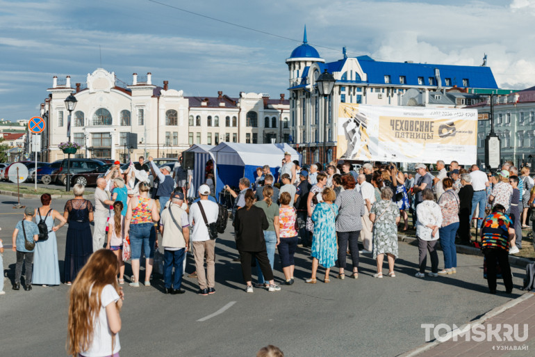 Томские исполнители и танцевальные коллективы: на набережной Томи прошли «Чеховские пятницы»