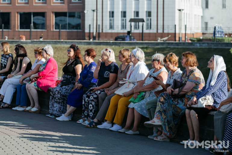 Томские исполнители и танцевальные коллективы: на набережной Томи прошли «Чеховские пятницы»