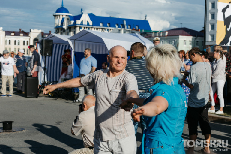 Томские исполнители и танцевальные коллективы: на набережной Томи прошли «Чеховские пятницы»