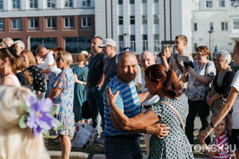 Томские исполнители и танцевальные коллективы: на набережной Томи прошли «Чеховские пятницы»