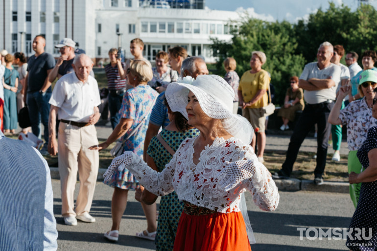 Томские исполнители и танцевальные коллективы: на набережной Томи прошли «Чеховские пятницы»