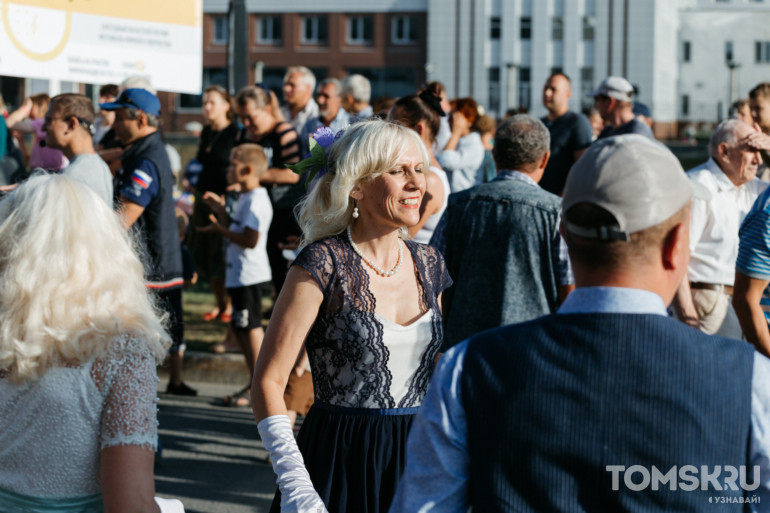 Томские исполнители и танцевальные коллективы: на набережной Томи прошли «Чеховские пятницы»