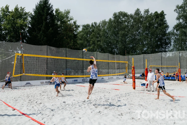 В центре Томска открылась площадка для пляжного волейбола с кварцевым песком