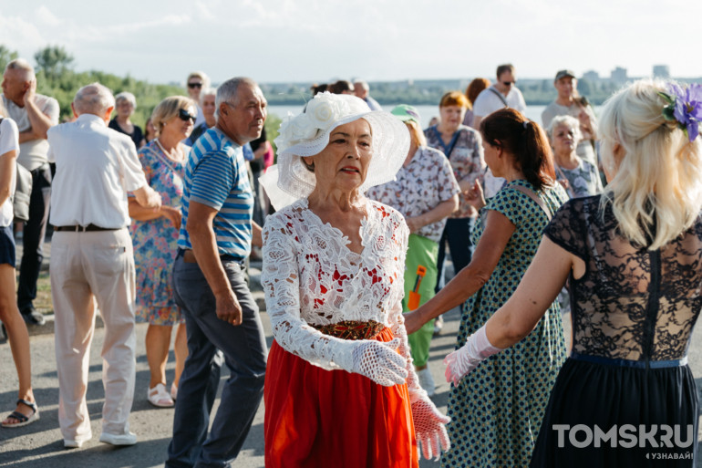 Томские исполнители и танцевальные коллективы: на набережной Томи прошли «Чеховские пятницы»