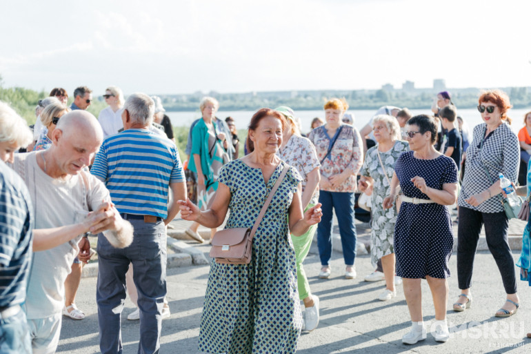 Томские исполнители и танцевальные коллективы: на набережной Томи прошли «Чеховские пятницы»