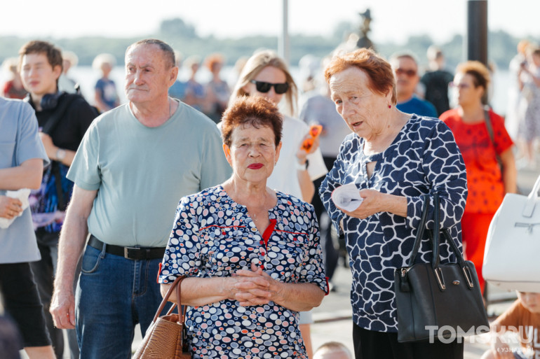 Томские исполнители и танцевальные коллективы: на набережной Томи прошли «Чеховские пятницы»