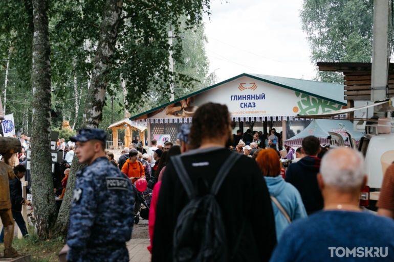 Мастера куют и пилят, гости гуляют и едят: как проходит «Праздник топора-2023»