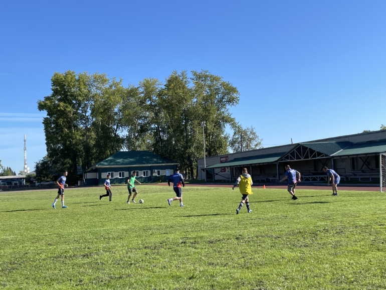 Команда волонтеров томского «Ростелекома» сыграла в футбол с воспитанниками Бакчарского детского дома