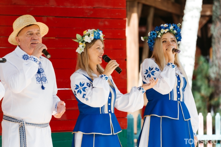 Мастера куют и пилят, гости гуляют и едят: как проходит «Праздник топора-2023»