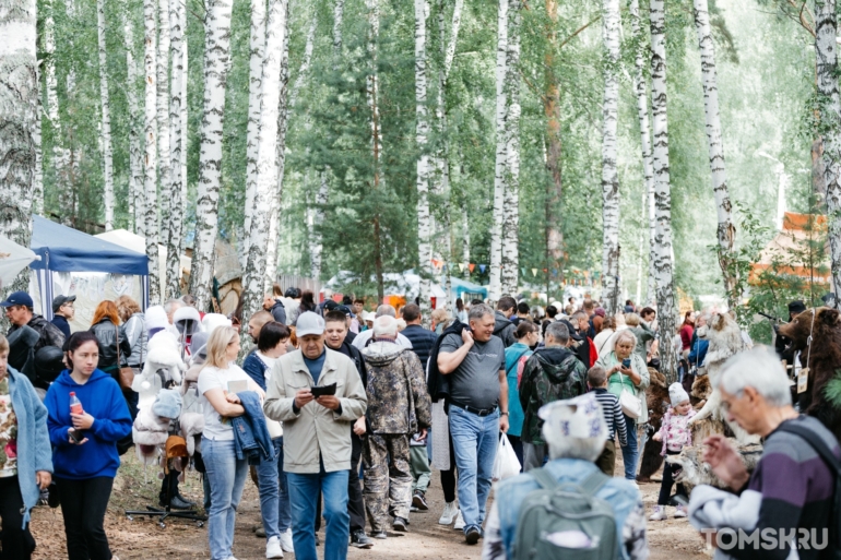 Мастера куют и пилят, гости гуляют и едят: как проходит «Праздник топора-2023»
