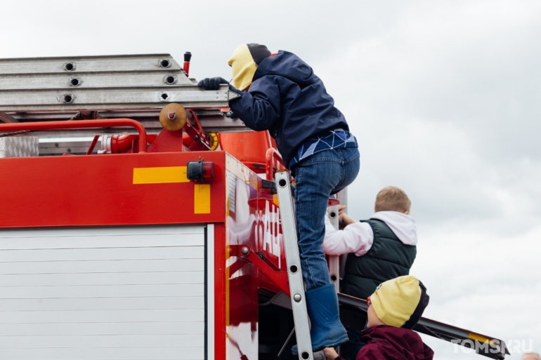 Ретро-автомобили и надевание формы на скорость: в Томске прошла выставка пожарной техники