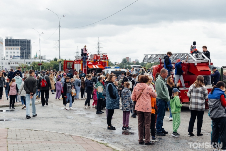Ретро-автомобили и надевание формы на скорость: в Томске прошла выставка пожарной техники