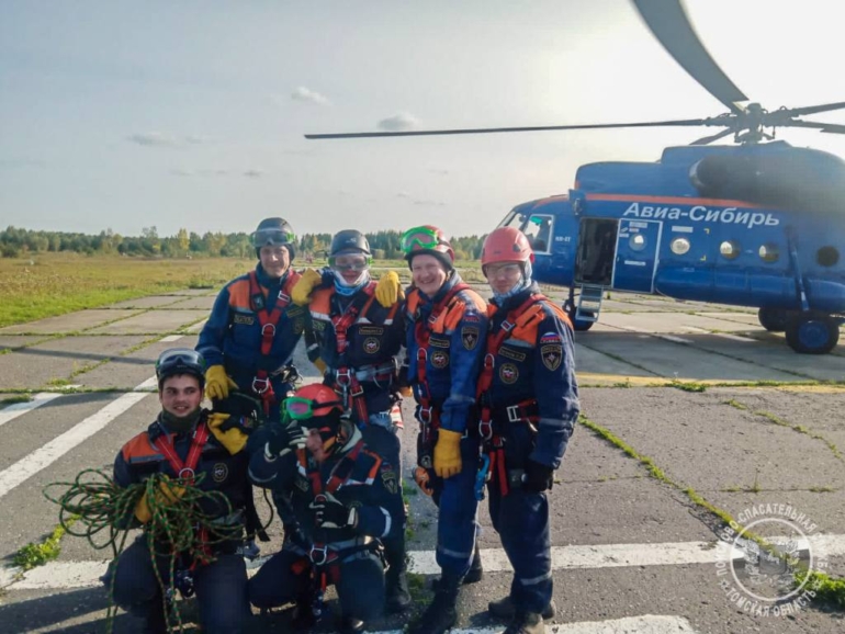 Томские спасатели отработали практические спуски с вертолета МИ-8