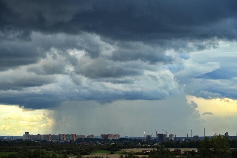 «Мощные небесные потоки»: томич опубликовал фото городского неба до и после дождя