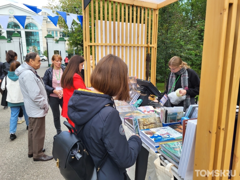 В Томске начал свою работу второй фестиваль искусства и чтения «ТОМ»