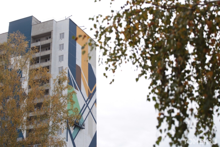Фестиваль «Выход в город» продолжается: художники работают на фасаде нового томского ЖК