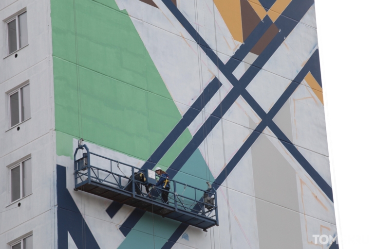 Фестиваль «Выход в город» продолжается: художники работают на фасаде нового томского ЖК