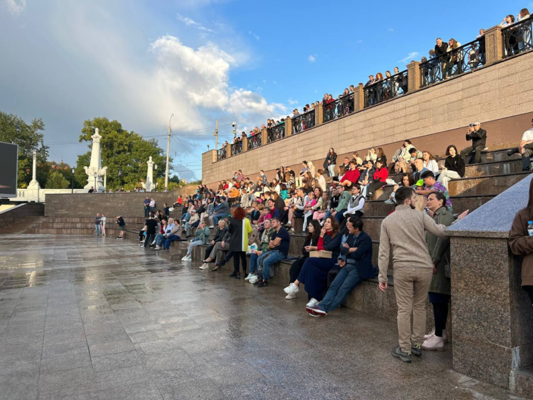 «Кино сильнее дождя»: как прошел первый день Фестиваля уличного кино в Томске