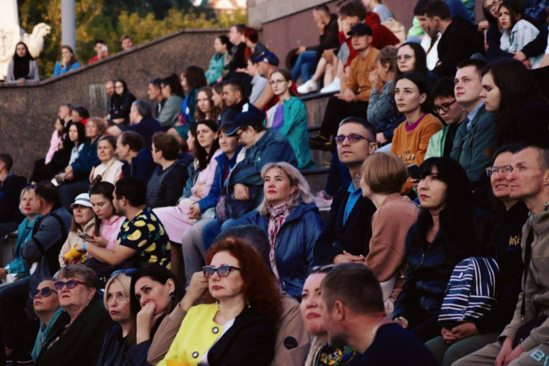 «Кино сильнее дождя»: как прошел первый день Фестиваля уличного кино в Томске