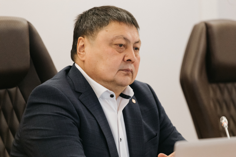 «Университет дает полку из тысяч книг»: как выпускник ТГУ Чингис Акатаев через политэкономию попал в политику