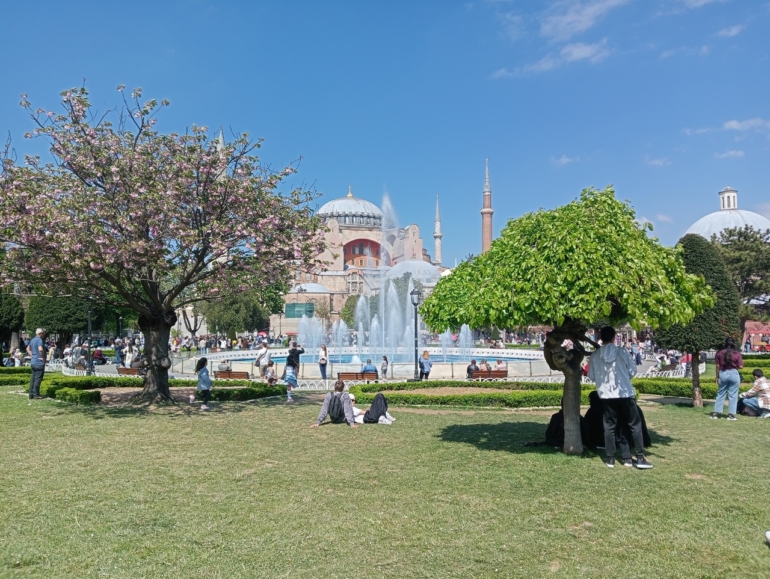 «Никто ничего не понимает, но всем весело»: томский путешественник — о поездке в Стамбул без денег, реакции на стихи и отношении к россиянам за границей