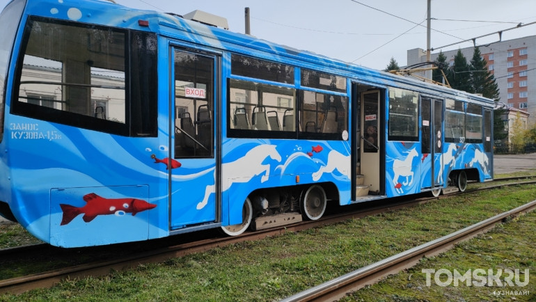 Расписанный в стилистике легенды о Томе и Ушае трамвай появился в Томске