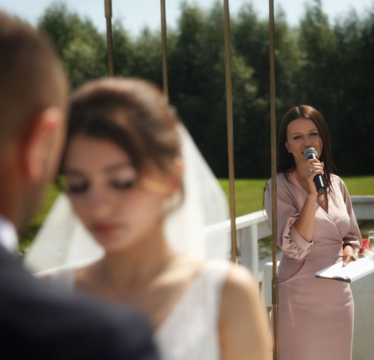«Не хочу, чтобы было как в ЗАГСе»: Арина Иванова про необычные свадебные церемонии