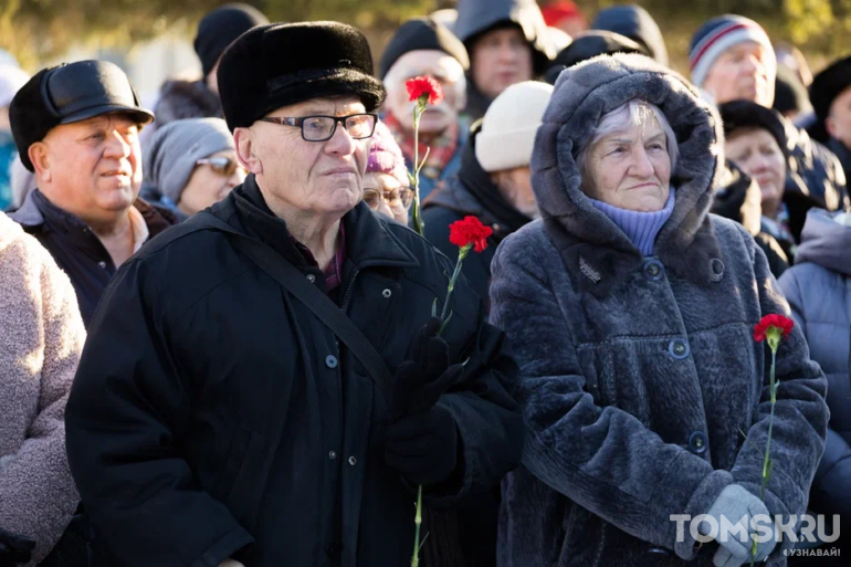 Памятник Егору Лигачеву открыли в центре Томска