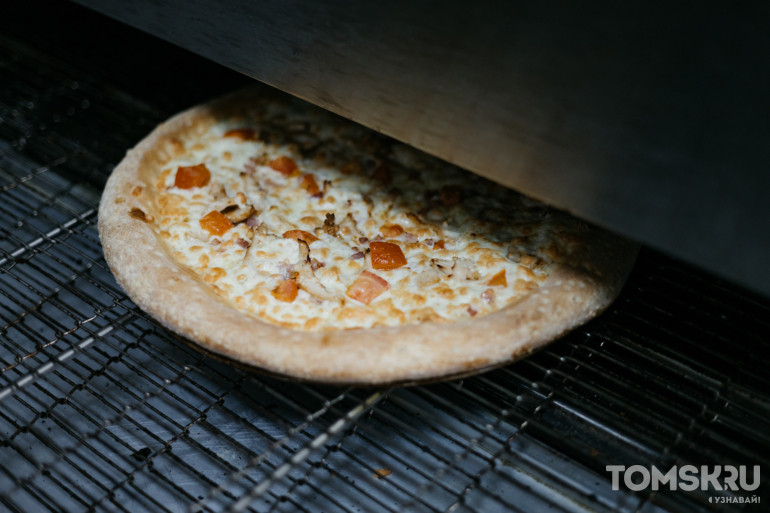 «Тесто надо не просто приготовить, а правильно хранить»: в пиццерии «Папа Джонс» рассказали о фирменных секретах вкусного блюда