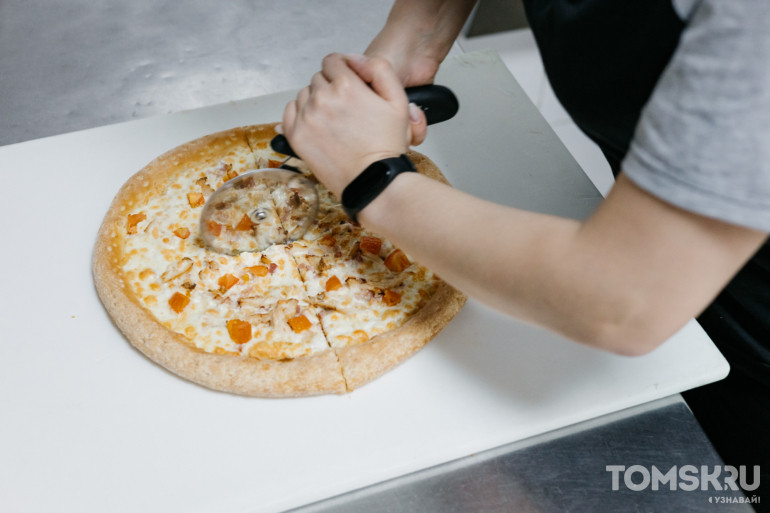 «Тесто надо не просто приготовить, а правильно хранить»: в пиццерии «Папа Джонс» рассказали о фирменных секретах вкусного блюда